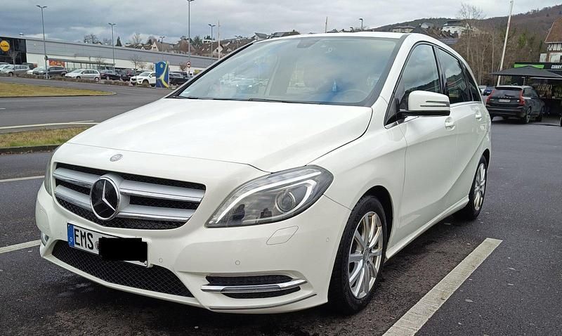 Weiß Gebraucht 2013 Mercedes B180 Van / Kleinbus | 8.900 € (Fairer Preis) - Bild 1/4