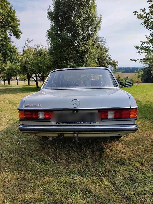 Gebraucht Mercedes 240 72 PS (52 kW) 1982 Silber Limousine