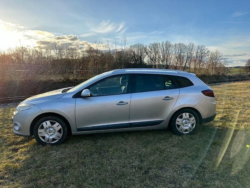 Silber Gebraucht 2009 Renault Mégane III Dynamique Limousine | 1.800 € (Guter Preis) - Bild 1/4