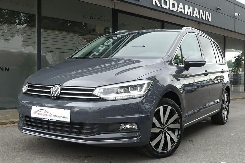 Grau Gebraucht 2023 VW Touran Highline Van / Kleinbus | 32.440 € (Fairer Preis) - Bild 1/4