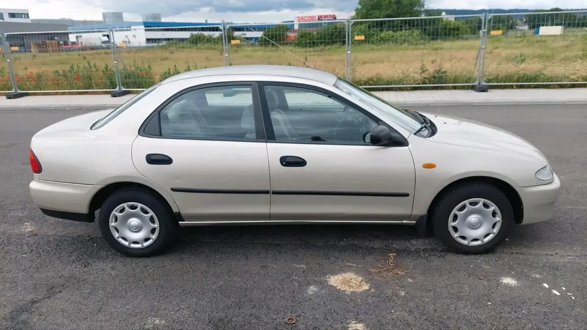 Gebraucht Mazda 323 Comfort 88 PS (64 kW) 1996 Beige Limousine