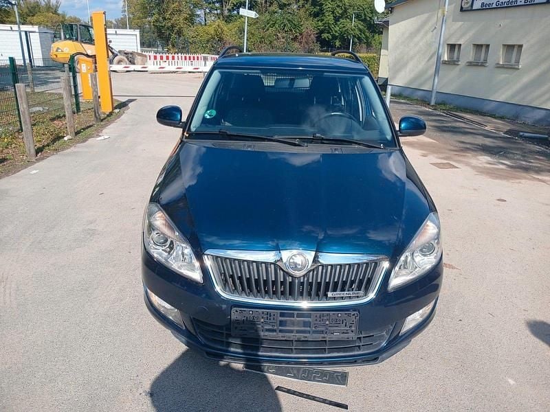 Blau Gebraucht 2013 Skoda Fabia Kleinwagen | 3.150 € (Guter Preis) - Bild 1/4