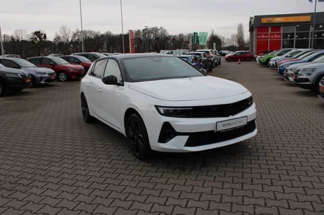 Weiß Gebraucht 2025 Opel Astra Limousine | 34.999 € (Etwas zu teuer) - Bild 1/4