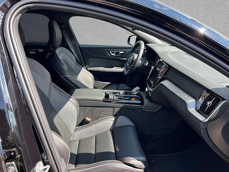 Gebraucht Volvo V60 Plus 310 PS (228 kW) 2024 Onyx black metallic Kombi