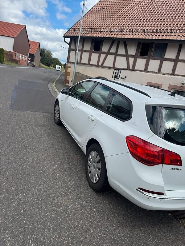 Weiß Gebraucht 2014 Opel Astra Kombi | 2.900 € (Guter Preis) - Bild 1/4