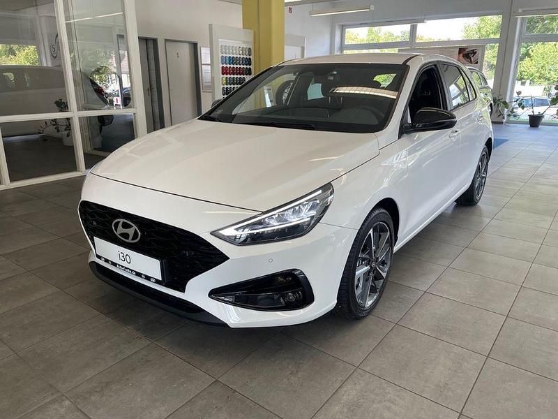 Weiß Neu 2025 Hyundai i30 Advantage Limousine | 25.990 € (Etwas zu teuer) - Bild 1/4