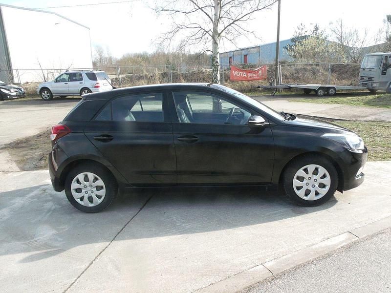 Gebraucht Hyundai i20 75 PS (55 kW) 2017 Schwarz Kleinwagen