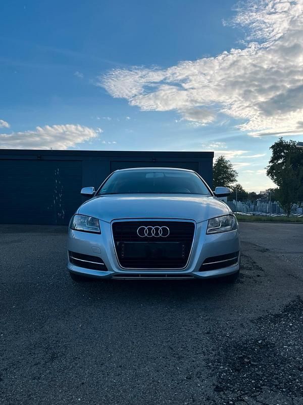 Silber Gebraucht 2011 Audi A3 Sportback Kombi | 6.500 € (Guter Preis) - Bild 1/4