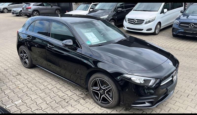 Schwarz Gebraucht 2021 Mercedes E250 AMG line Coupé | 27.000 € (Fairer Preis) - Bild 1/4
