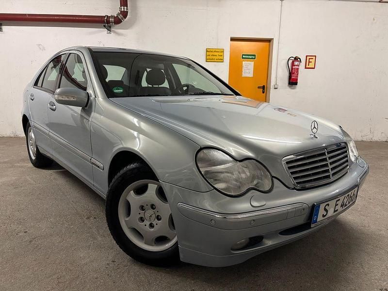 Nuance blau Gebraucht 2001 Mercedes C200 Elegance Limousine | 8.888 € - Bild 1/4