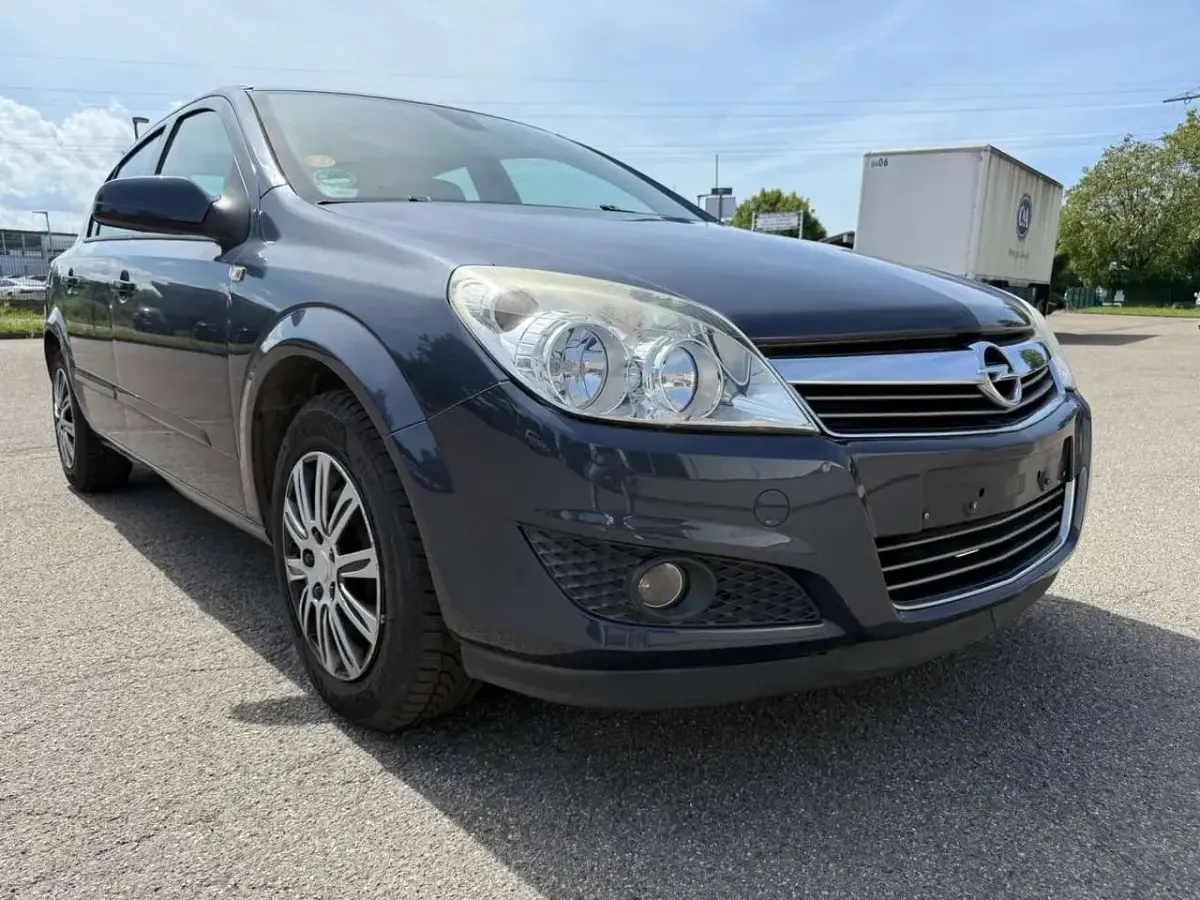 Gebraucht Opel Astra Edition 116 PS (85 kW) 2009 Metro blue/metro Limousine