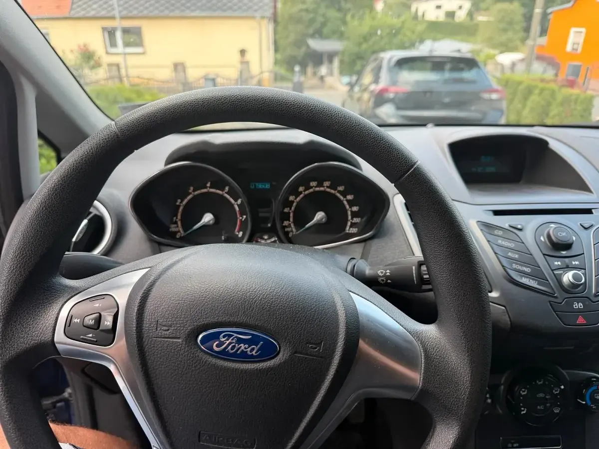 Gebraucht Ford Fiesta 101 PS (74 kW) 2013 Blau Kleinwagen