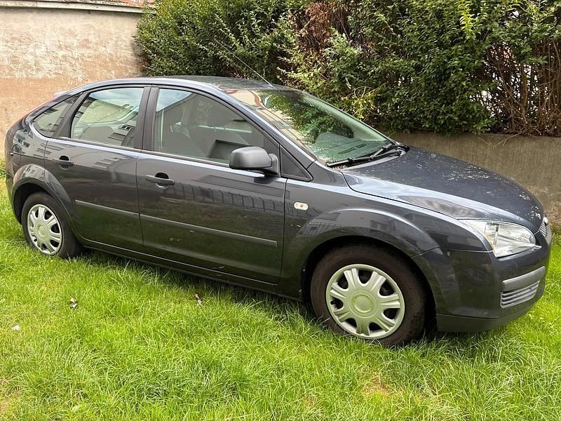 Grau Gebraucht 2006 Ford Focus Limousine | 2.500 € (Fairer Preis) - Bild 1/4