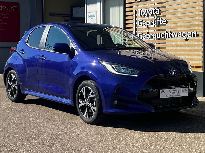 Blau Neu 2025 Toyota Yaris Hybrid Limousine | 26.990 € (Fairer Preis) - Bild 1/4