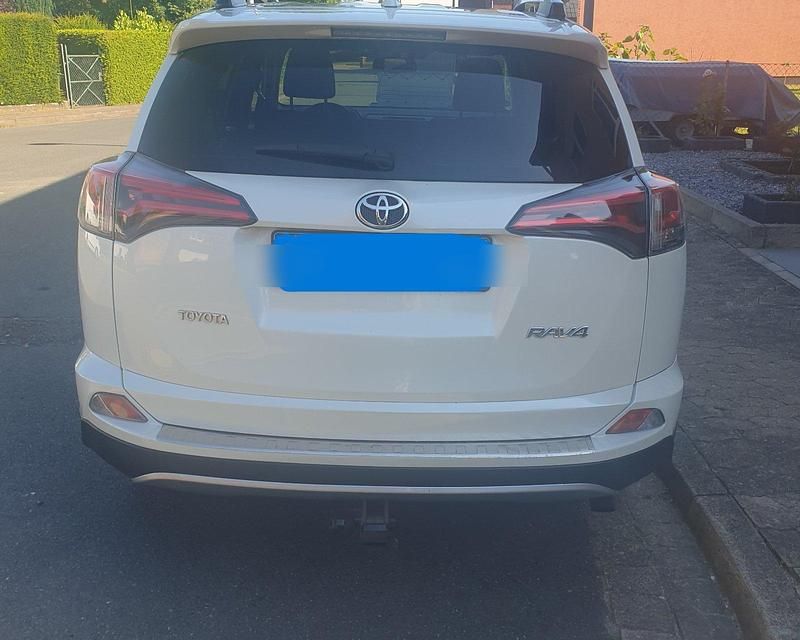 Weiß Gebraucht 2016 Toyota RAV4 SUV | 12.800 € (Fairer Preis) - Bild 1/4