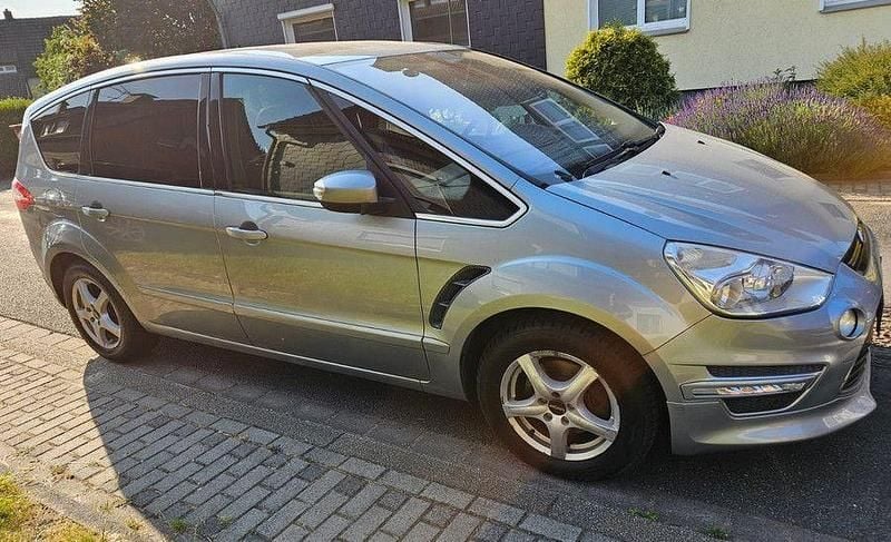 Silber Gebraucht 2010 Ford S-MAX Titanium Van / Kleinbus | 4.600 € (Teuer) - Bild 1/4