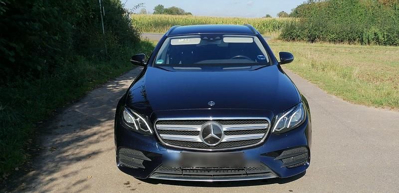 Blau Gebraucht 2018 Mercedes E220 AMG line Kombi | 21.100 € - Bild 1/4