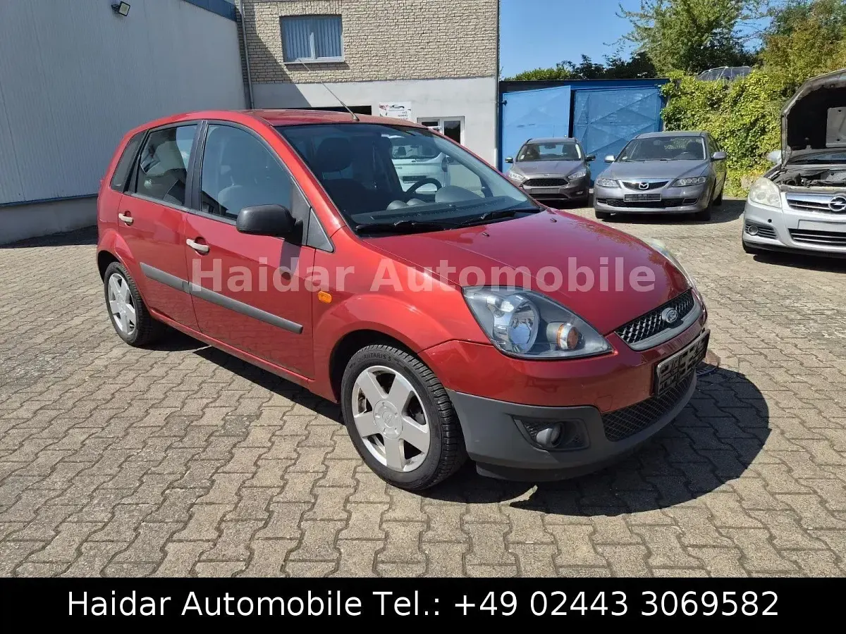 Gebraucht Ford Fiesta Ambiente 80 PS (58 kW) 2009 Rot Kleinwagen