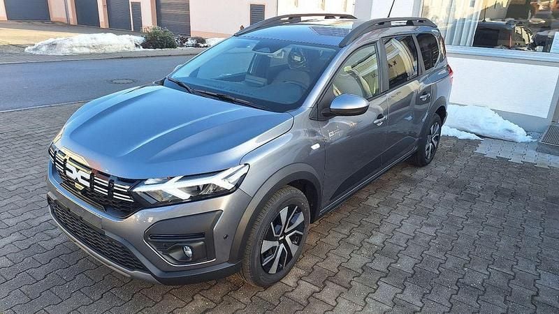 Neu Dacia Jogger Expression 101 PS (74 kW) 2026 Grau Van / Kleinbus