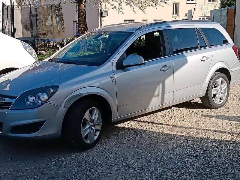 Gebraucht Opel Astra 110 PS (80 kW) 2010 Silber Kombi