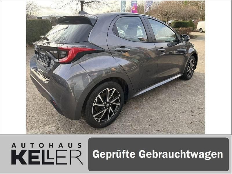 Gebraucht Toyota Yaris Hybrid Team 116 PS (85 kW) 2023 Grau Limousine