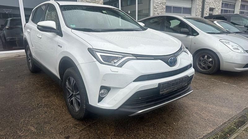 Weiß Gebraucht 2018 Toyota RAV4 Hybrid Team SUV | 14.900 € (Fairer Preis) - Bild 1/4
