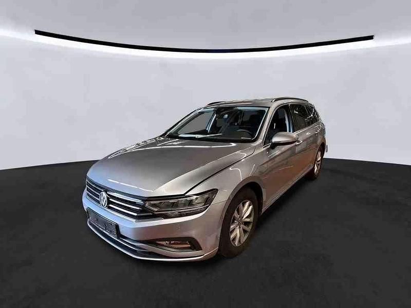 Gebraucht VW Passat 150 PS (110 kW) 2022 Silber Kombi