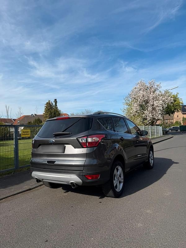 Gebraucht Ford Kuga Titanium 182 PS (133 kW) 2018 Grau SUV