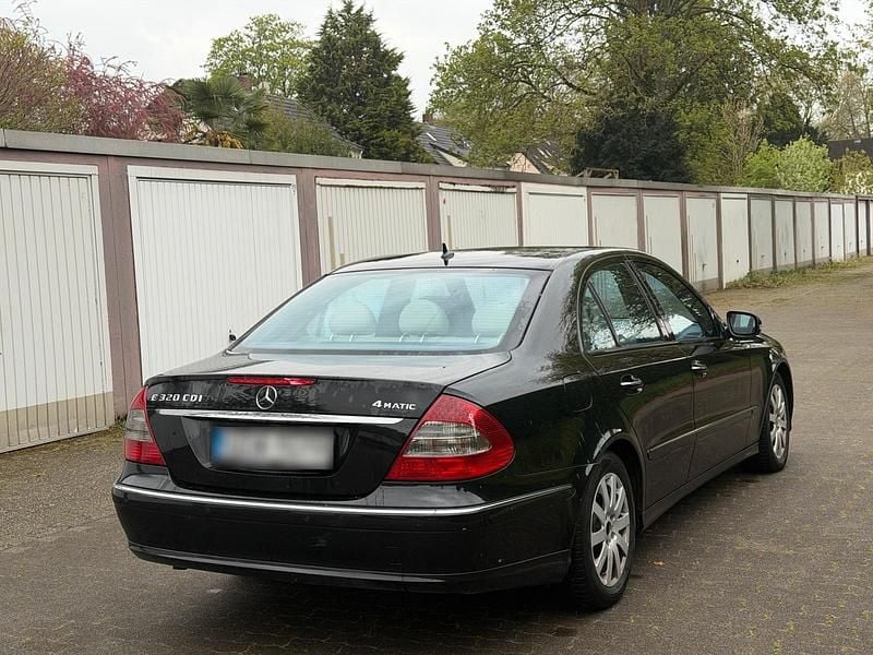 Second-hand Mercedes E320 224 CP (164 kW) 2007 Negru Berlinǎ