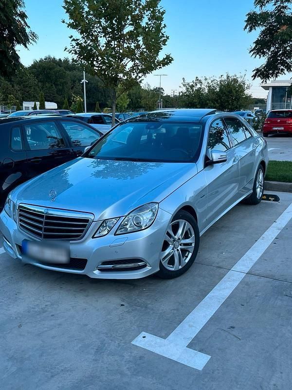 Grün Gebraucht 2010 Mercedes E200 Limousine | 10.500 € (Etwas zu teuer) - Bild 1/4