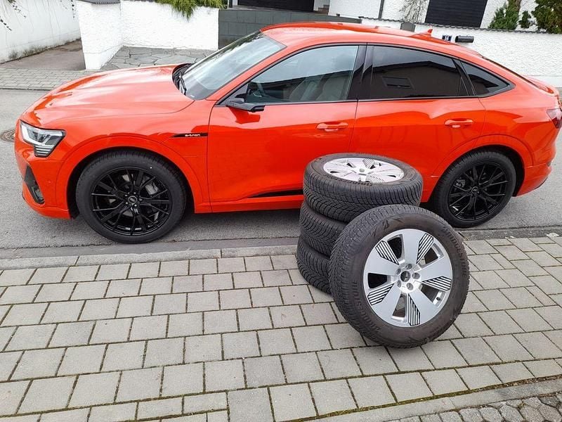 Rot Gebraucht 2022 Audi e-tron S-Line SUV | 35.450 € (Fairer Preis) - Bild 1/4