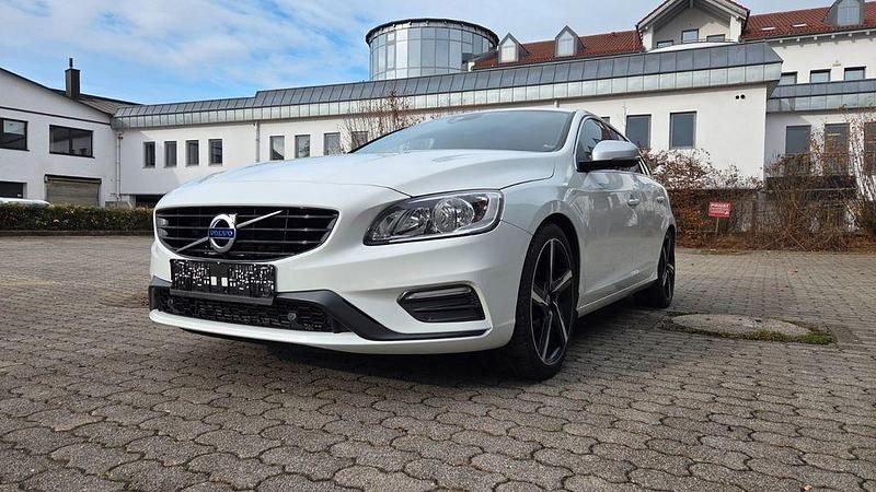 Weiß Gebraucht 2015 Volvo V60 R-Design Momentum Kombi | 11.900 € (Fairer Preis) - Bild 1/4