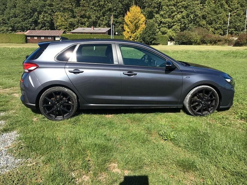 Grau Gebraucht 2020 Hyundai i30 N Line Limousine | 17.600 € (Fairer Preis) - Bild 1/4