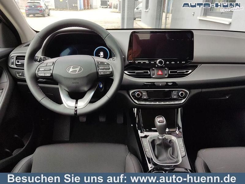 Ultimatered metallic Neu 2025 Hyundai i30 GO! Limousine | 19.490 € (Superpreis) - Bild 1/1