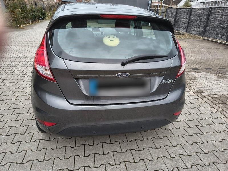 Gebraucht Ford Fiesta Celebration 80 PS (58 kW) 2016 Grau Kleinwagen