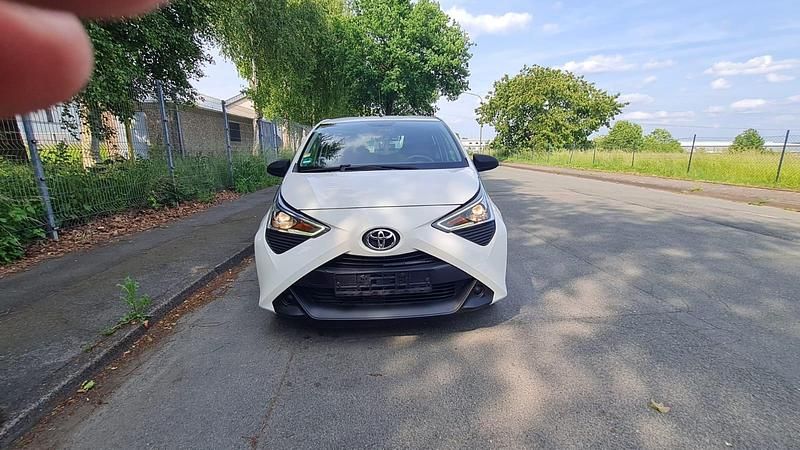 Weiß Gebraucht 2020 Toyota Aygo Kleinwagen | 5.100 € (Guter Preis) - Bild 1/4