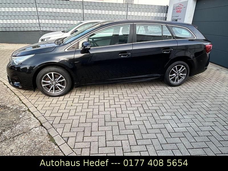 Gebraucht Toyota Avensis Comfort 111 PS (81 kW) 2016 Schwarz Limousine
