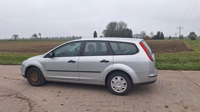 Silber Gebraucht 2006 Ford Focus Trend Kombi | 850 € (Superpreis) - Bild 1/4