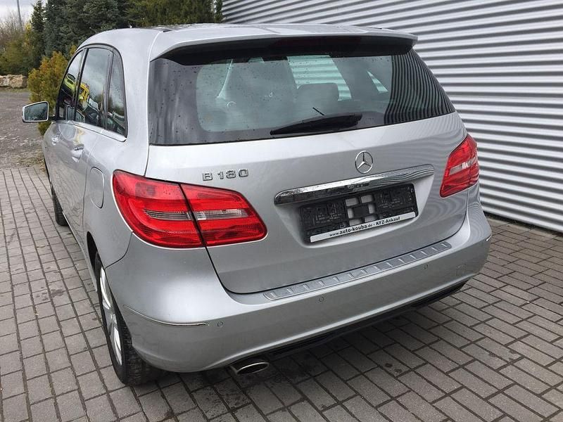 Gebraucht Mercedes B180 122 PS (89 kW) 2012 Silber Van / Kleinbus