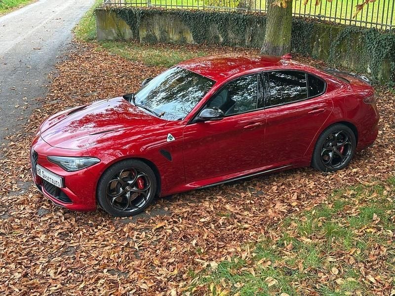 Rot Gebraucht 2023 Alfa Romeo Giulia Quadrifoglio Verde Limousine | 54.900 € - Bild 1/4