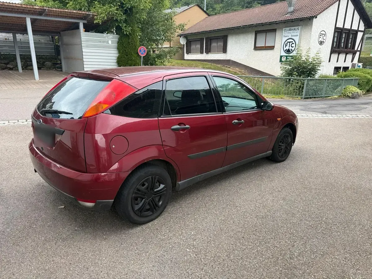 Gebraucht Ford Focus 105 PS (77 kW) 1999 Rot Kleinwagen
