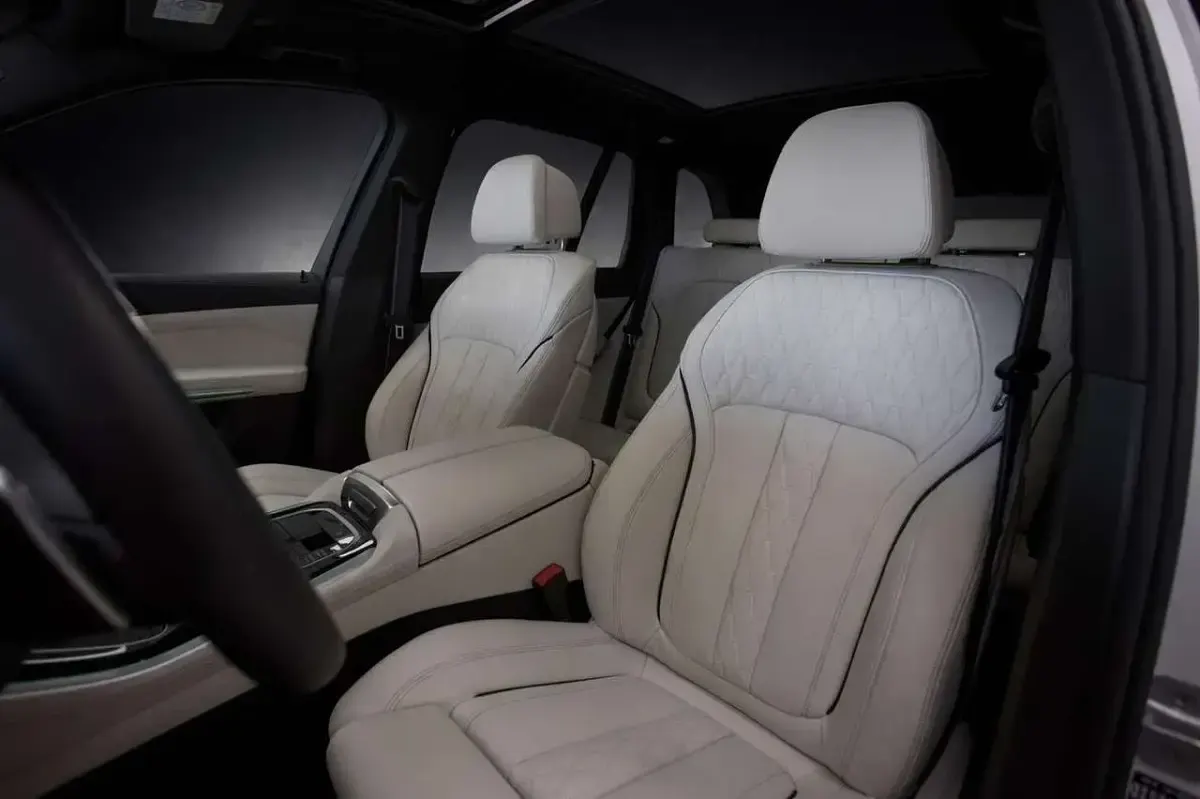 Gebraucht BMW X5 M M Sport 530 PS (389 kW) 2024 Mineralweiß metallic (metallic) SUV