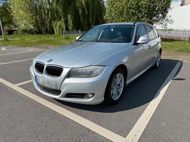 Silber Gebraucht 2011 BMW 320 Kombi | 4.000 € (Superpreis) - Bild 1/4