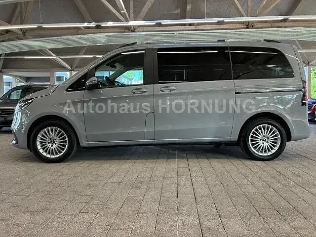 Gebraucht Mercedes V220 Style 163 PS (119 kW) 2025 Grau Van / Kleinbus