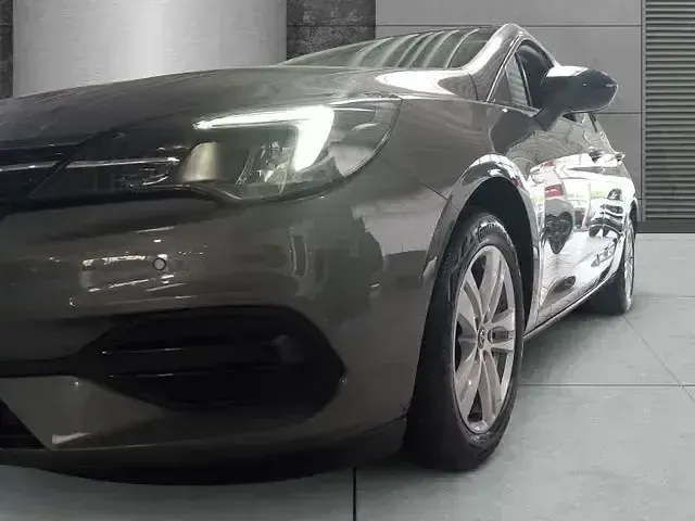 Używany Opel Astra Edition 110 KM (80 kW) 2021 Szary Sedan/Limuzyna