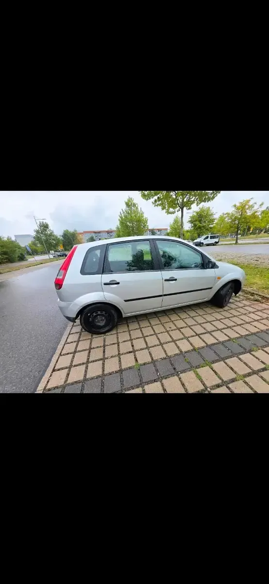 Gebraucht Ford Fiesta 85 PS (62 kW) 2004 Silber Kleinwagen