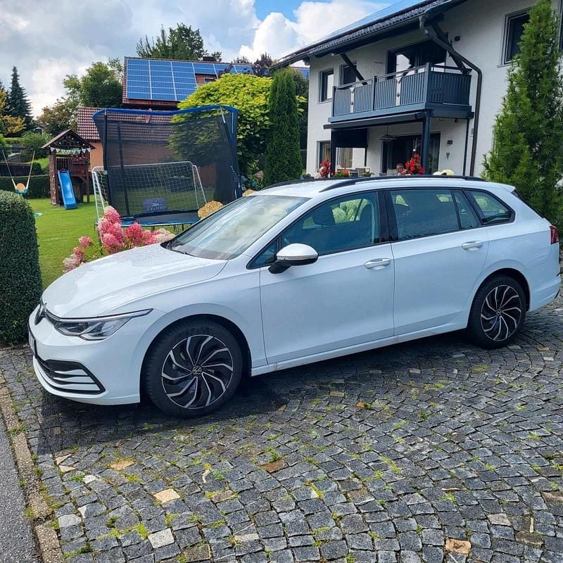 Weiß Gebraucht 2024 VW Golf VIII Kombi | 21.400 € - Bild 1/4