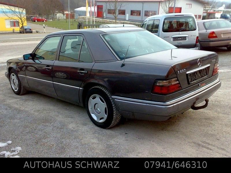 Second-hand Mercedes E250 113 CP (83 kW) 1994 Mov Berlinǎ