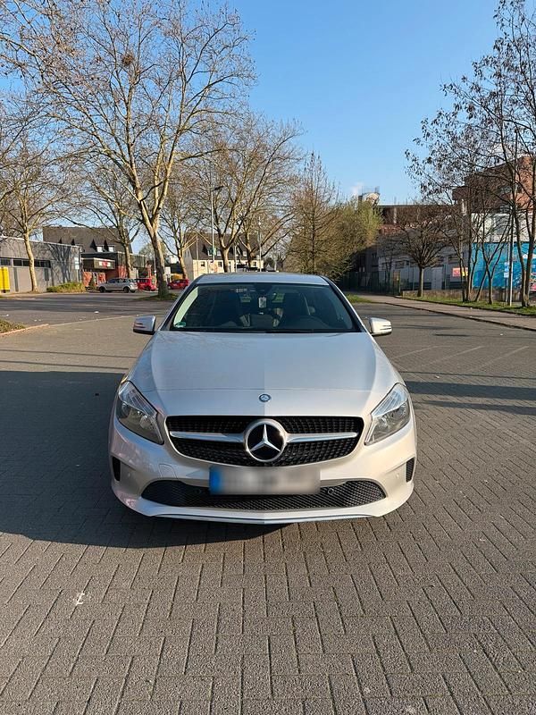 Gebraucht Mercedes A180 122 PS (89 kW) 2016 Silber Limousine