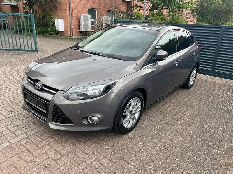 Grau Gebraucht 2012 Ford Focus Titanium Limousine | 4.200 € (Guter Preis) - Bild 1/4